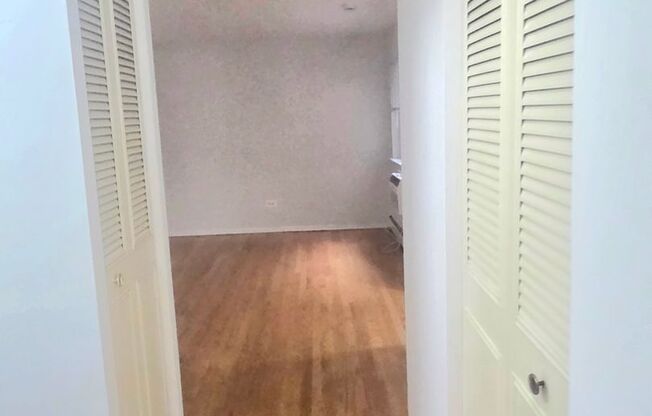 1055 W CATALPA