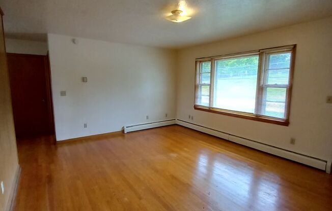 2 beds, 1 bath, 903 sqft, $1,250, Unit B-2