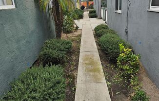 1019–1049 E Avenue