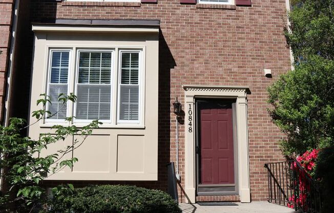 Quiet & Bright End-Unit Retreat in Desirable Silver Spring