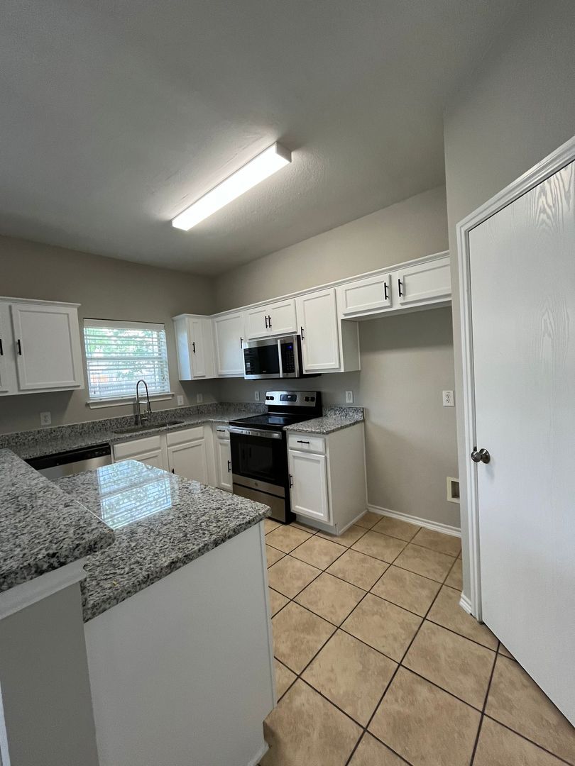 Bedrooms, 2.1 bathrooms in Wylie ISD. Great sized kitchen with island, walk in pantry and plenty of cabinet space.