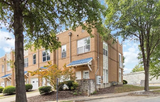 Pristine Condo located in The Colony Condos area!