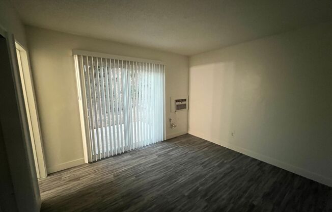 2 beds, 1 bath, $1,895, Unit # #B