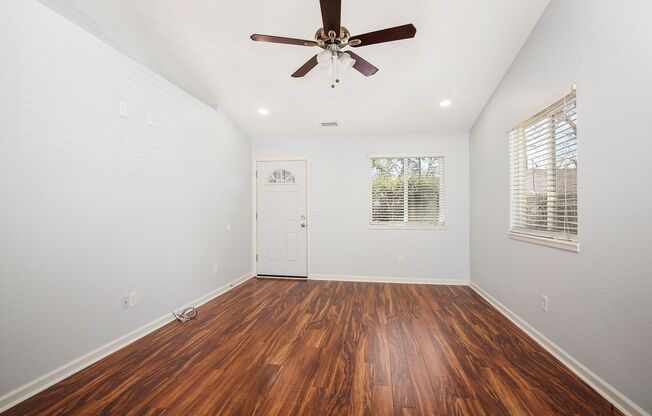 Beautiful 3 bed / 2 bath duplex in Uptown Neighborhood!