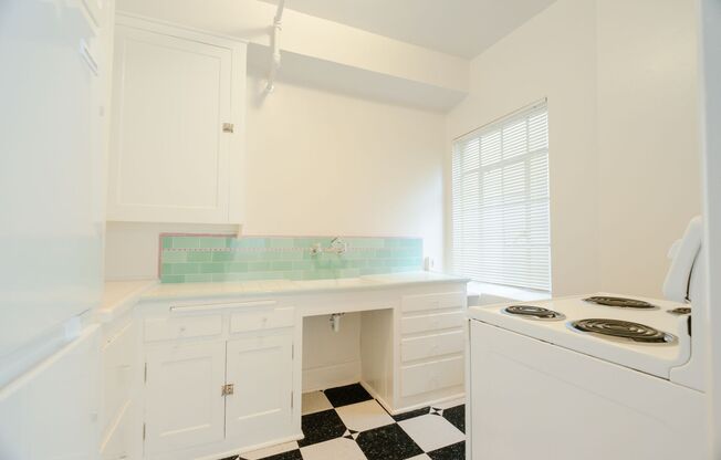 2 beds, 1 bath, 825 sqft, $1,930, Unit 401