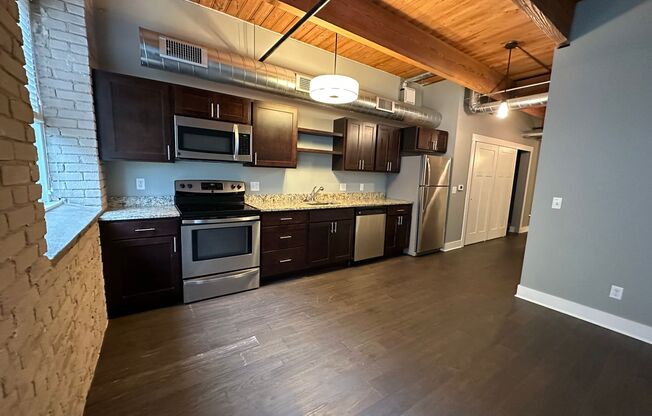 1 bed, 1 bath, 585 sqft, $1,600, Unit 323