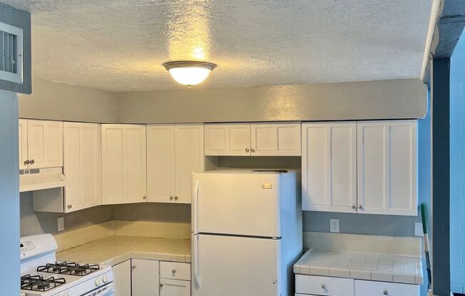 3 beds, 2 baths, $1,350, Unit Unit 25