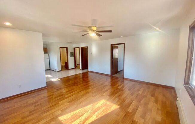 3 beds, 1 bath, $1,550, Unit 6