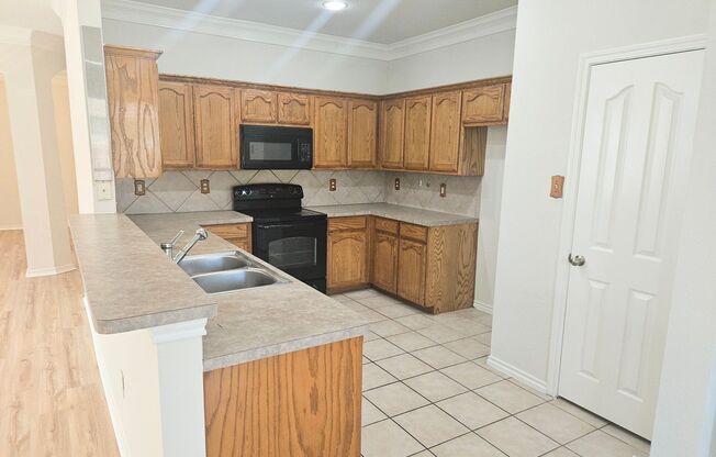 Light and bright, open concept 3 bedroom with split bedrooms