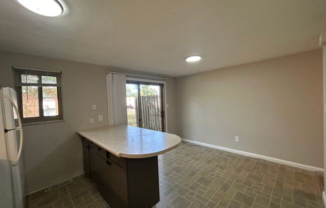 2 beds, 1 bath, 1,187 sqft, $999