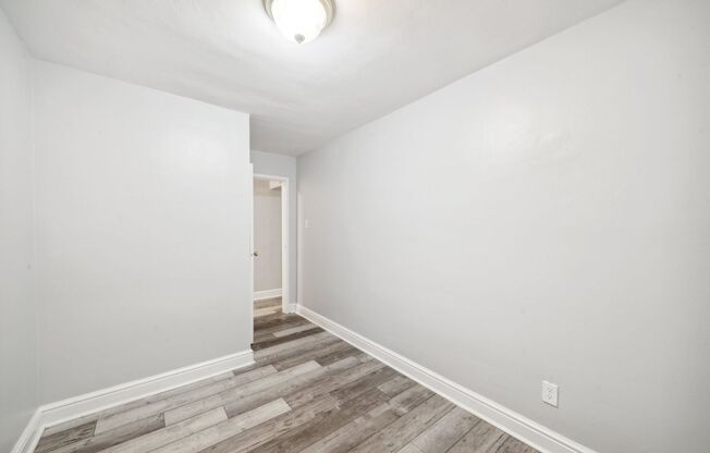 2 beds, 1 bath, 730 sqft, $995, Unit 640 Southcrest Drive #4