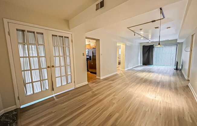 Gorgeous 3 Bedroom 2 Bathroom Unit With Sunroom In Serene Seminary Walk