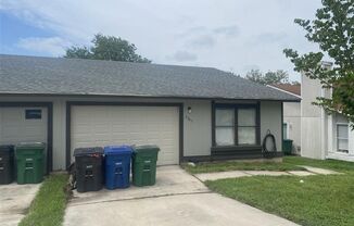 Cute 2/2 duplex with a garage