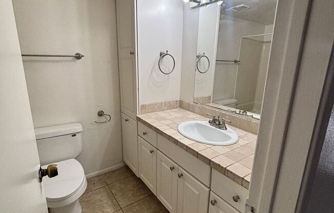 1 bed, 1 bath, 640 sqft, $950, Unit 146