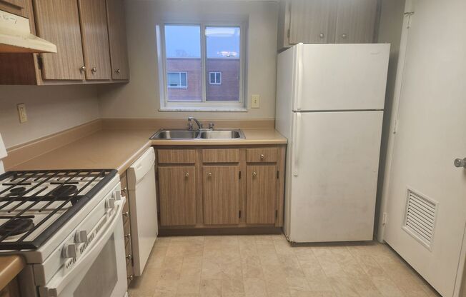 2 beds, 1 bath, 1,047 sqft, $1,330, Unit WG1-412