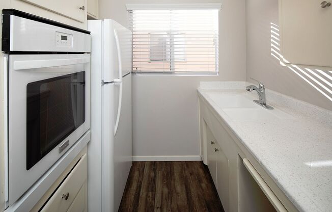 2 beds, 1 bath, $2,595, Unit 207