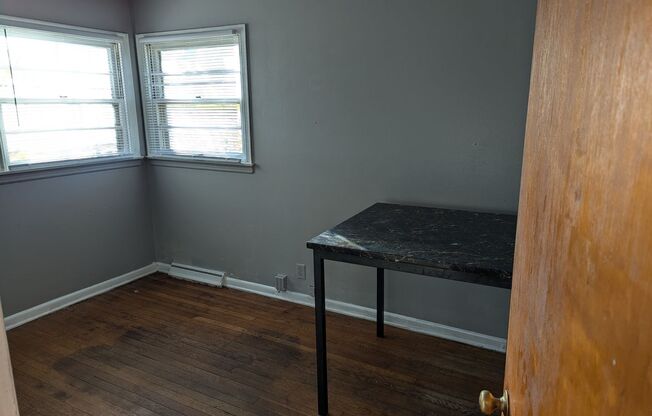 3 beds, 1 bath, $1,200, Unit Upper