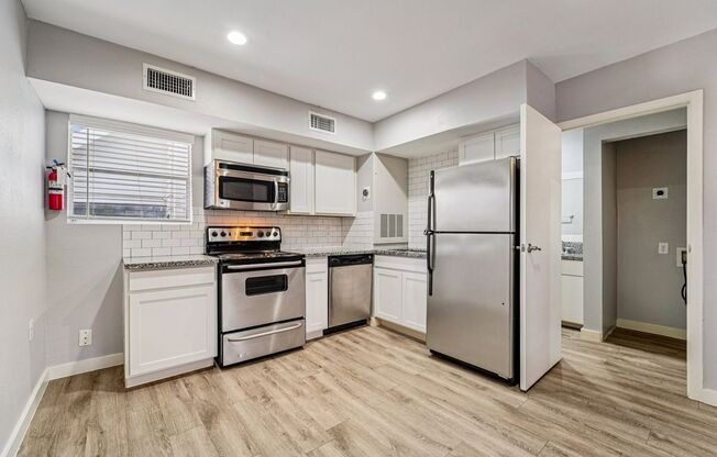 Studio, 1 bath, 500 sqft, $965, Unit 2807 Beauchamp - STUDIO1