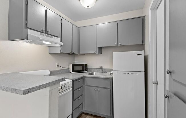 Studio, 1 bath, 275 sqft, $949, Unit 40