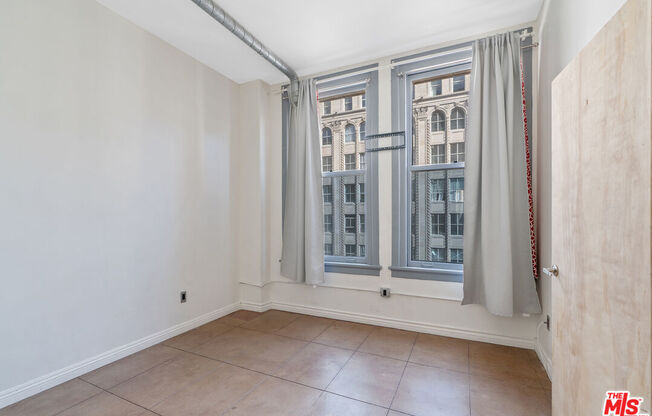 215 W 7th St