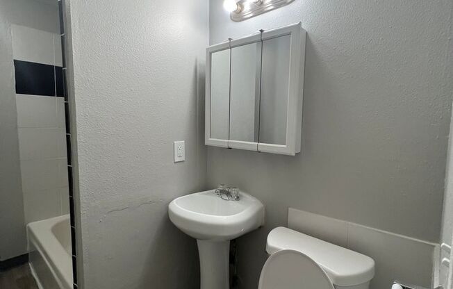 Studio, 1 bath, 450 sqft, $1,000, Unit 31-A