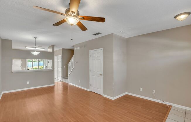 Great 2 bedroom/ 2 bathroom townhome 10 mins from the beach!