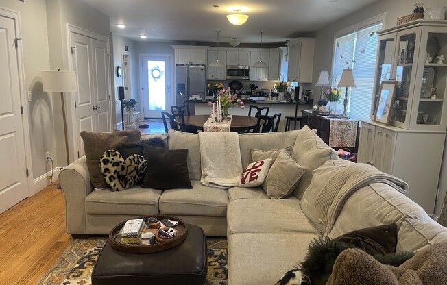 3 beds, 2 baths, 1,490 sqft, $4,000, Unit 11