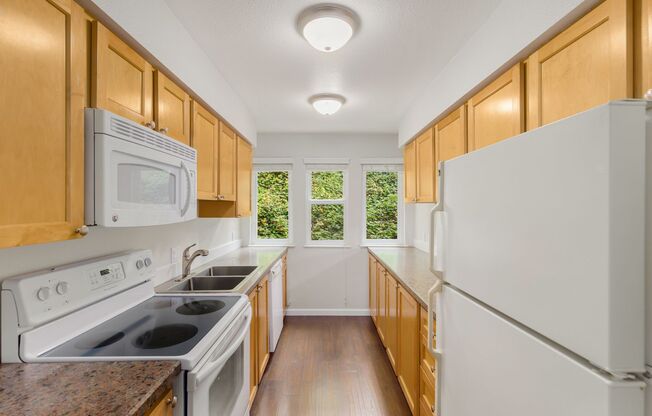 Remodeled Sunny 2 Bedroom minutes from Microsoft