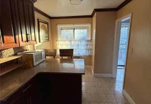 2 beds, 1 bath, 2,200 sqft, $2,800