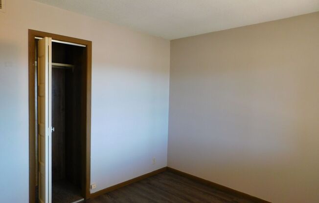 2 beds, 1 bath, $700, Unit 230 Broadview - Apt D