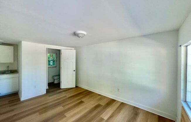 Affordable Studio Near Downtown Myrtle Beach – Some Utilities Included! – $1,100/Month