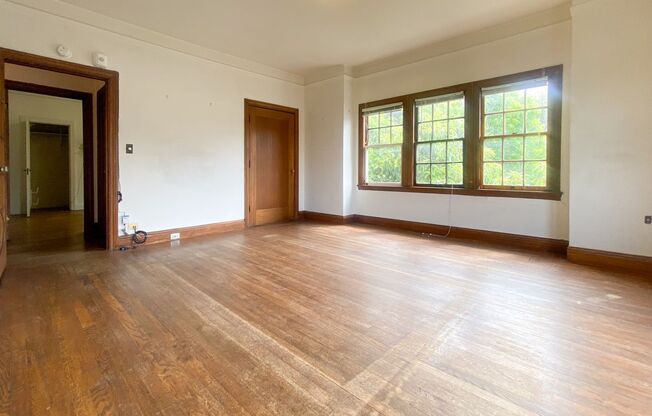 Large 1 Bedroom Near Campus