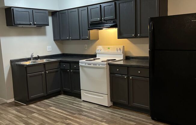 2 beds, 1 bath, $925, Unit 3806