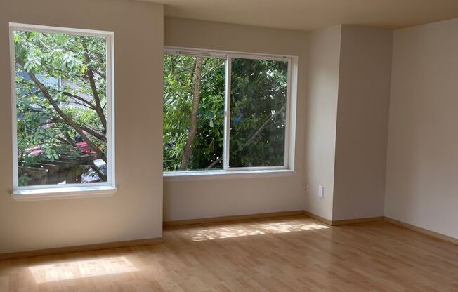 Very Cute Three Story Townhouse in West Seattle with attached Garage!