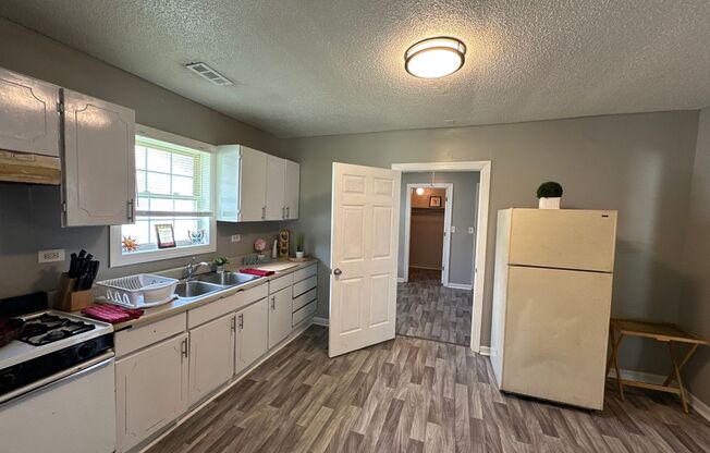 3 Bed/ 1 Bath and move-in ready! www.PMCoreUSA.com submit guest card for showings!