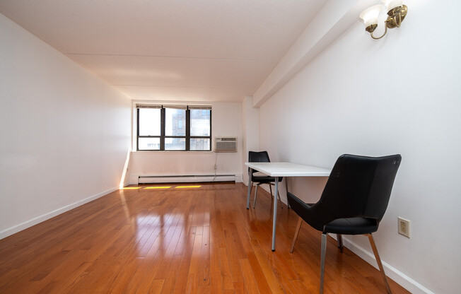 1 bed, 1 bath, 597 sqft, $3,400, Unit 7V
