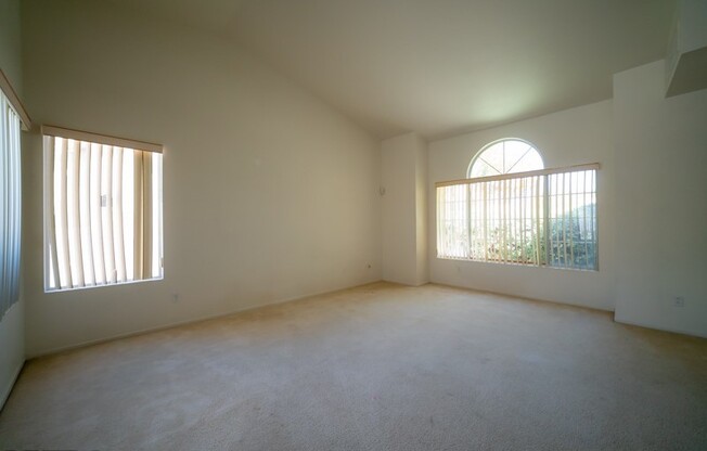 Big Pool Home/Huge Lot/3 car garage/Pets Welcome