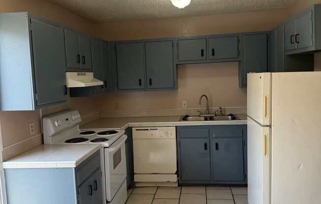 2 beds, 1.5 baths, 1,100 sqft, $930, Unit 8835-B