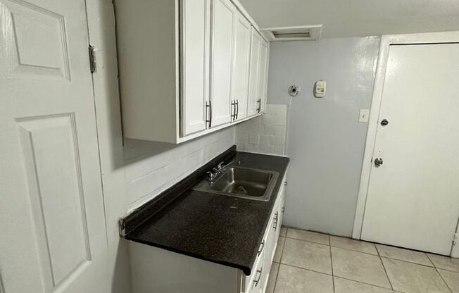 2 beds, 1 bath, $1,100