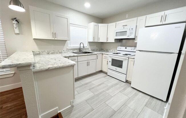 Adorable 2/1/1 Craftsman Bungalow in Angleton!