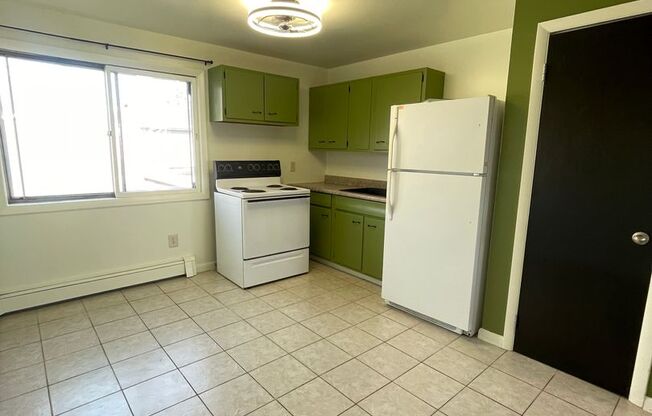 2 beds, 1 bath, $1,100, Unit 06