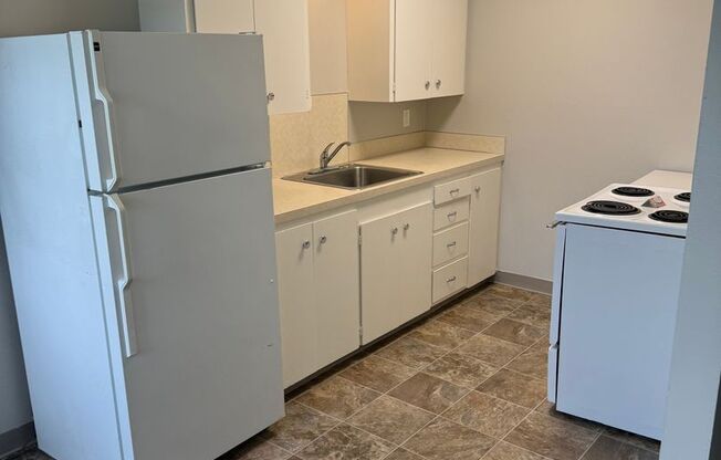 2 beds, 1 bath, 639 sqft, $1,565, Unit 11