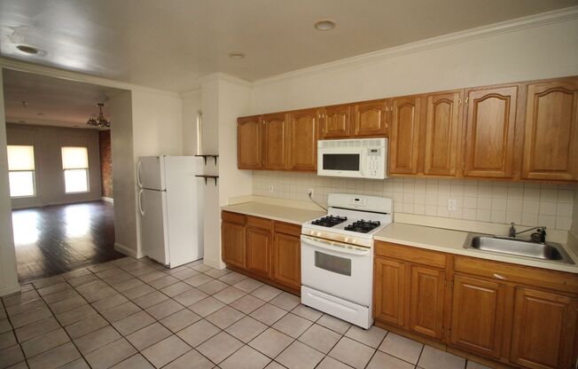 3 beds, 1 bath, $1,695, Unit # 324