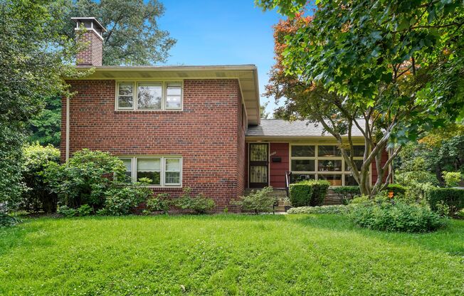 Spacious Split Level on Sundale Stone's Throw from Parkway Deli!