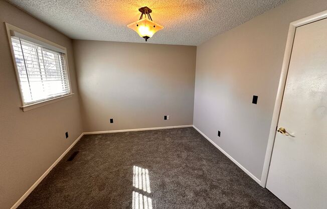 2 beds, 1 bath, 800 sqft, $1,695, Unit 509 7th St - Upper unit
