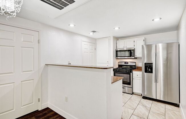 Adorable One Bedroom Walking Distance to Lone Mountain!