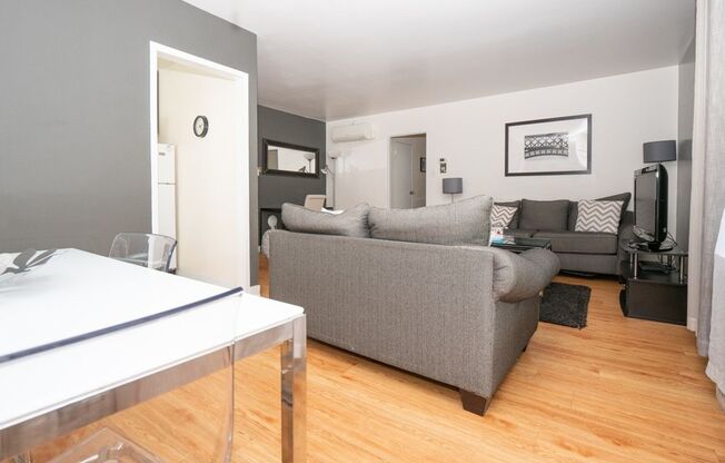 2 beds, 1 bath, 725 sqft, $1,799, Unit B201