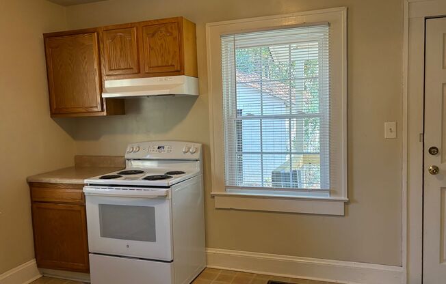 1 bed, 1 bath, $795, Unit A