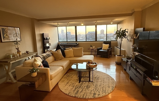 1 bed, 1 bath, 832 sqft, $3,500, Unit 12C