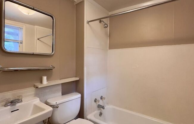 Charming 2BD/2BA Townhome in Butcher's Hill, Baltimore, MD!